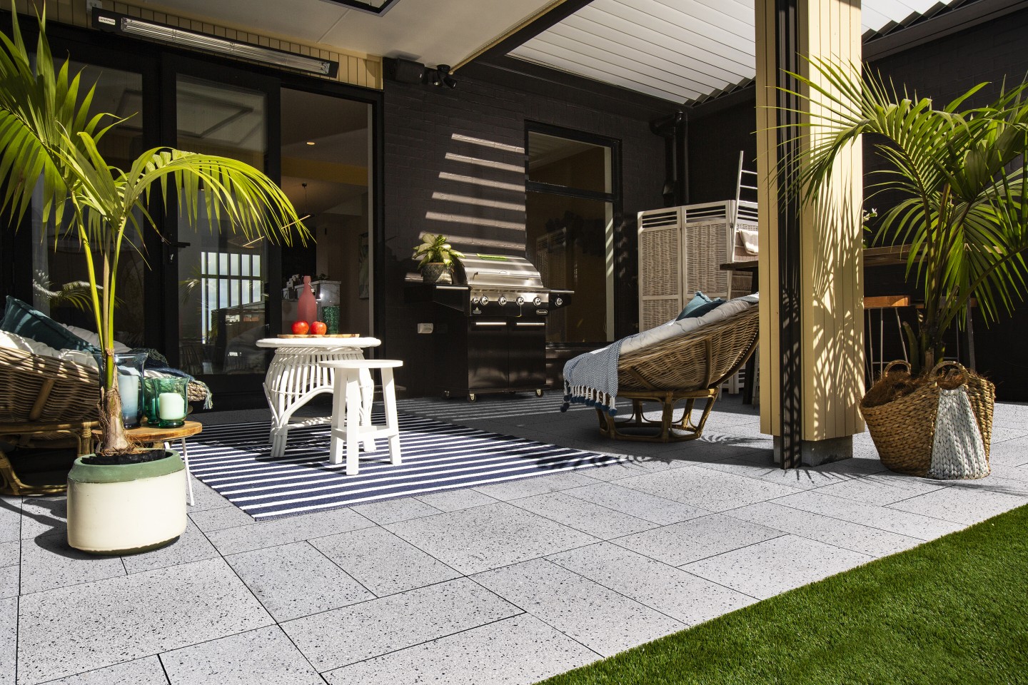 Piazza (Glacier honed) outdoor dining C